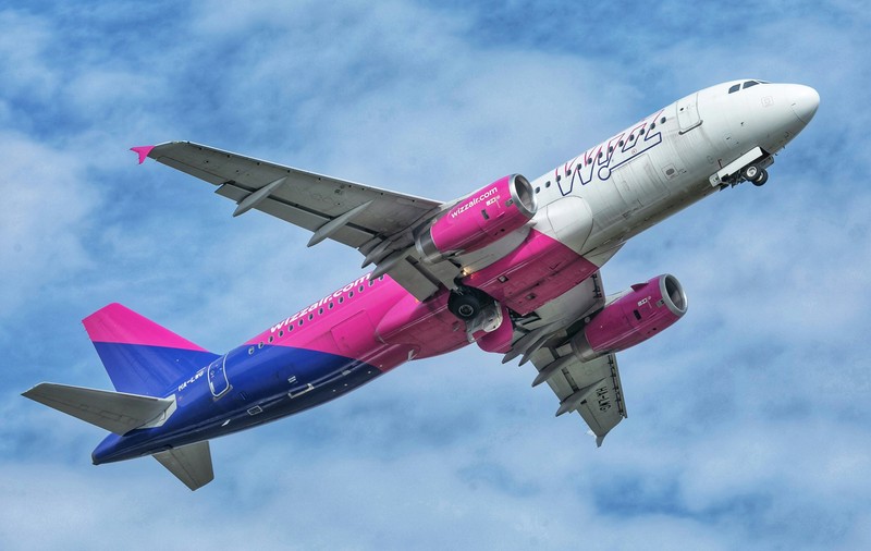 Wizz Air, amendată cu o sumă considerabilă pentru comunicare înşelătoare. Ce le-a promis călătorilor