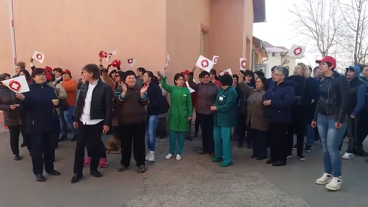 Zeci de asistente, infirmiere si brancarderi ai unui spital de psihiatrie din Vrancea au protestat nemulțumiți de diminuarea veniturilor