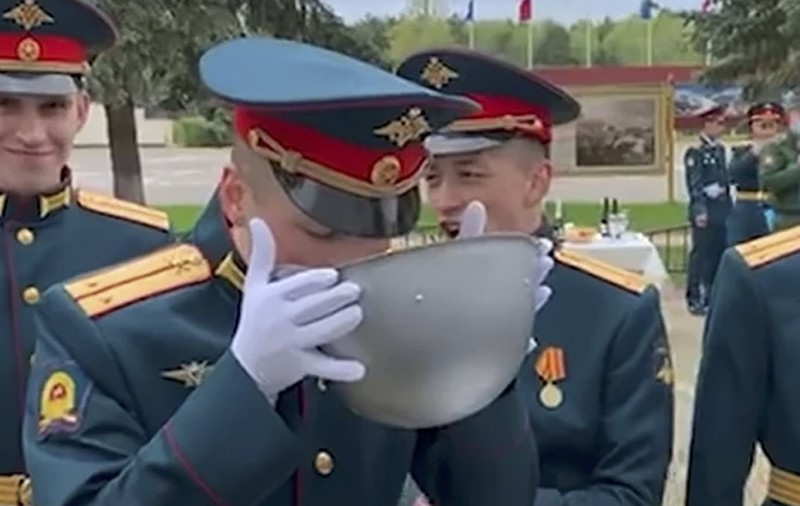„Cealaltă față a ofițerilor lui Putin”. Au unit filmările din telefonul unui soldat rus, de la bețiile crunte din Rusia până când a fost capturat în zona de conflict, și a ieșit un superdocumentar