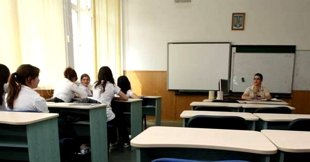 MEN dezminte eventuale concedieri din sistem. Candidați, cu spatele, stau îm bănci în timpul unui examen