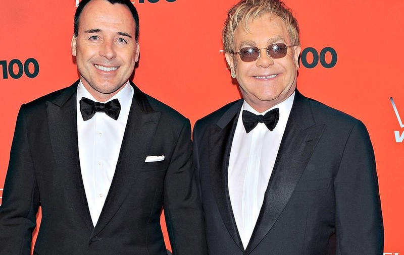Elton John a devenit tată
