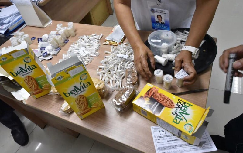 FOTO | Descoperire șocantă într-un pachet trimis în Filipine. Ce era ascuns printre biscuiți, cereale și ceai