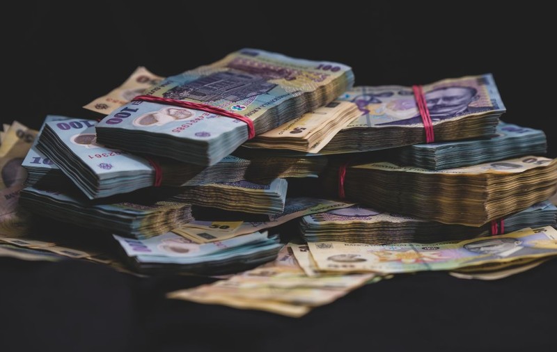 Un tânăr care stă cu chirie în București, contabil la două școli, și-a transferat peste 1.200.000 de lei în șase ani