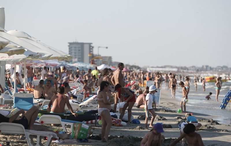 Dai un ban, da’ stai în față! Prețul șezlongurilor din Mamaia crește în funcție de... rând
