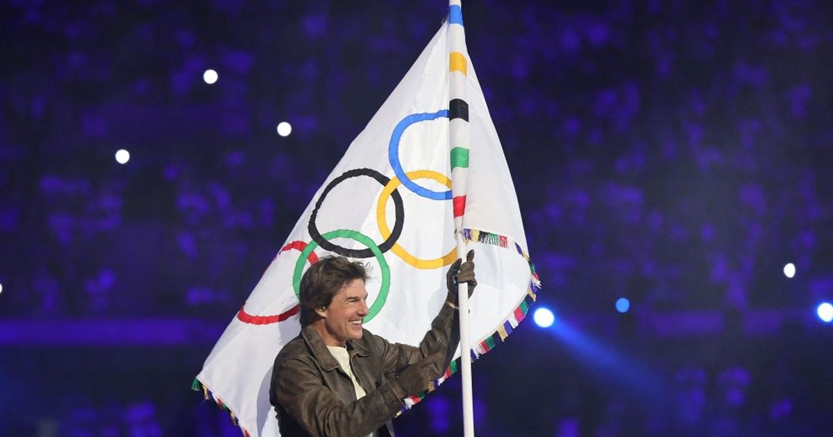 (240811) -- PARIS, Aug. 11, 2024 Photo by Xinhua/ABACAPRESS.COM) -- Hollywood star Tom Cruise takes part in a section which sees the Olympic Flag transferred from Paris to the 2028 host city, Los Angeles, during the closing ceremony of the Paris 2024 Olympic Games at the Stade de France in Paris, France, Aug. 11, 2024. Photo by Xinhua/ABACAPRESS.COM/Cao Can)