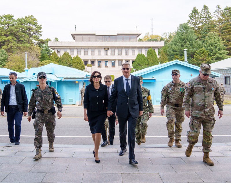 Iohannis a decolat din Sibiu către Coreea de Sud cu un avion de lux. Miniștrii din delegație au călătorit separat