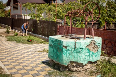 „Acum văd că avem. Dar baza e la fântâna din curte", ne explică o gospodină