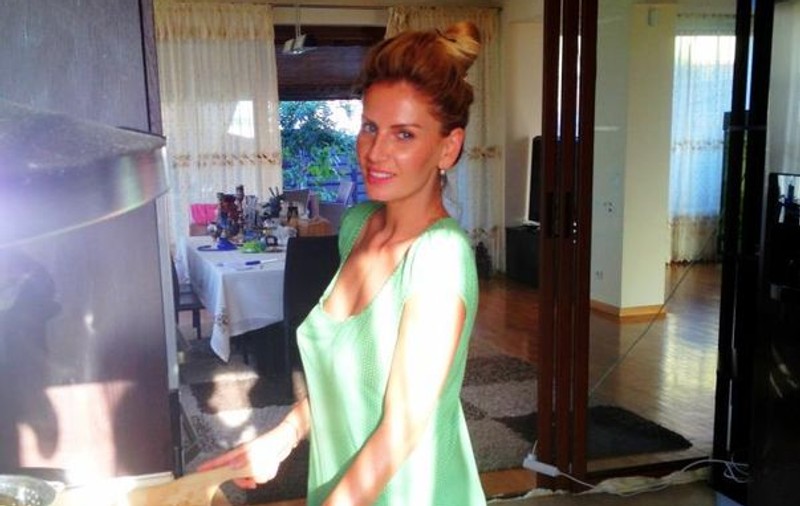 Bubulina, gospodina! Andreea Bănică le găteşte prietenilor. Uite-o la cratiţă!