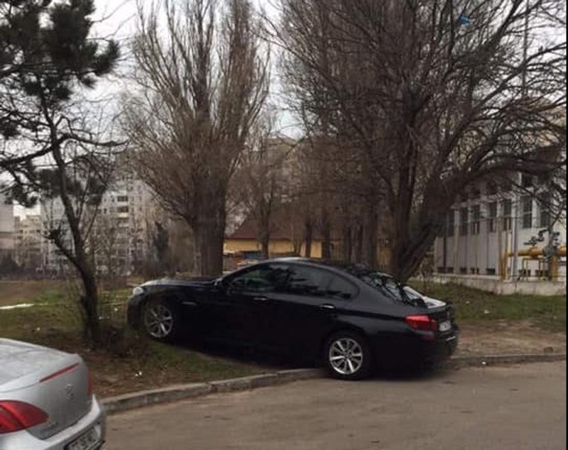 Imagini virale. Mașina primarului Constanței, parcată pe spațiile verzi ale orașului