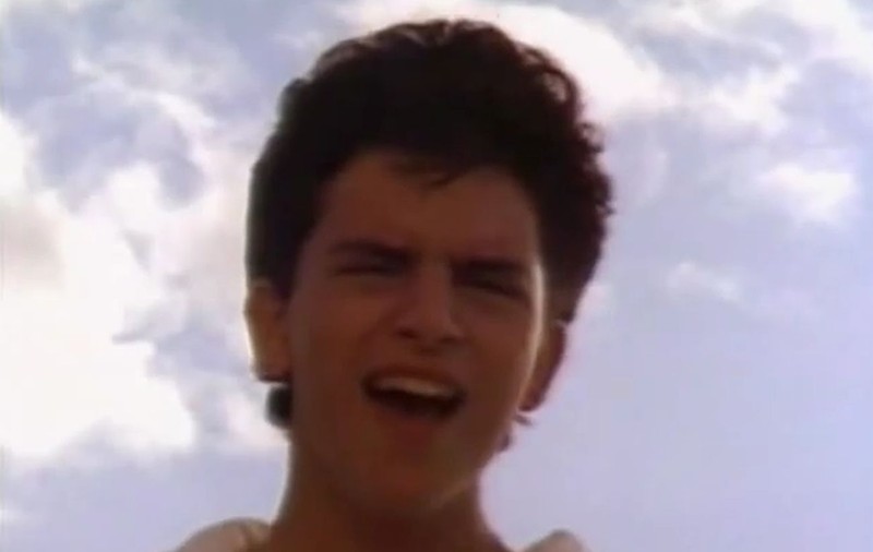 FETELE ABIA AŞTEPTAU SĂ FIE INVITATE LA DANS PE PIESA LUI, LA BAIRAM! Cum arată GLENN MEDEIROS, la 43 de ani