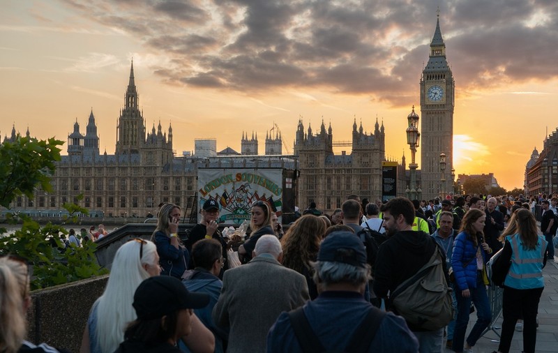 FOTO: Coadă de câțiva kilometri, în Londra, formată de britanicii care vor să-și aducă omagiile reginei