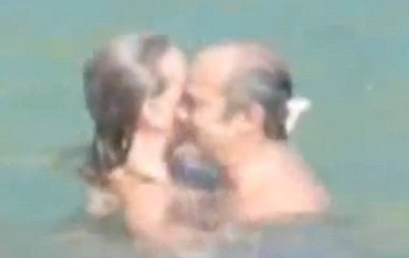 PREOTUL se GIUGIULEŞTE CU O BLONDĂ în spuma mării, SCANDALUL ce loveşte în INIMA BISERICII | FOTO