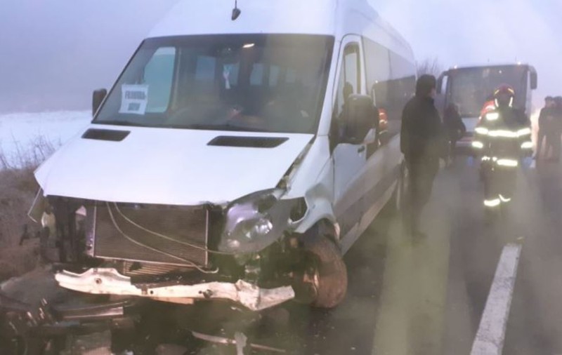 Microbuz şcolar, implicat într-un accident în județul Cluj. Doi copii au fost duși la spital