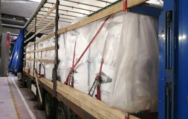 35 de oameni care veneau din România au stat închiși în frig 70 de ore, într-un camion căruia i-au luat foc cauciucurile în mers, în Austria