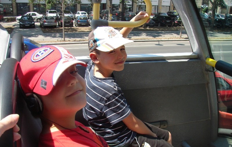 Au sărbătorit finalul de an şcolar printr-o plimbare cu autobuzul supraetajat