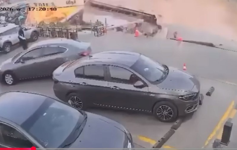 Momentul dramatic când o benzinărie este înghițită de un crater uriaș de 15 metri adâncime: „Apocalipsa la Cairo”
