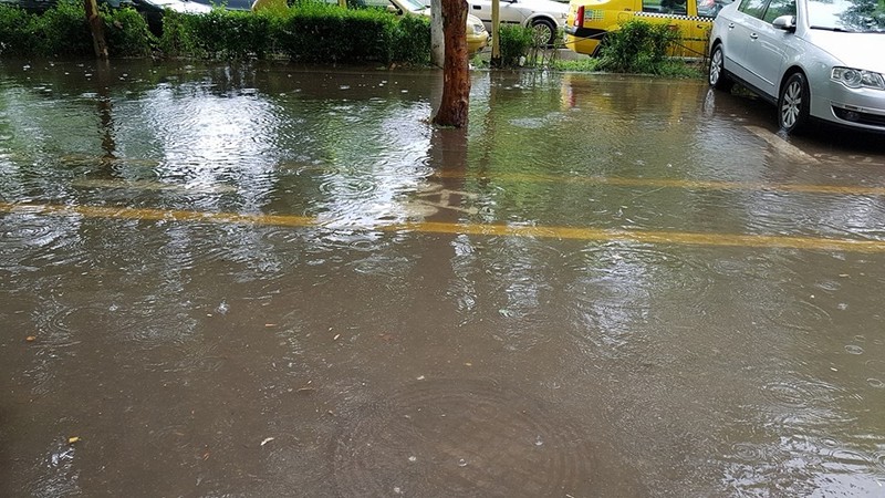 Ploaia torențială de joi dimineață. Situația străzilor afectate din București