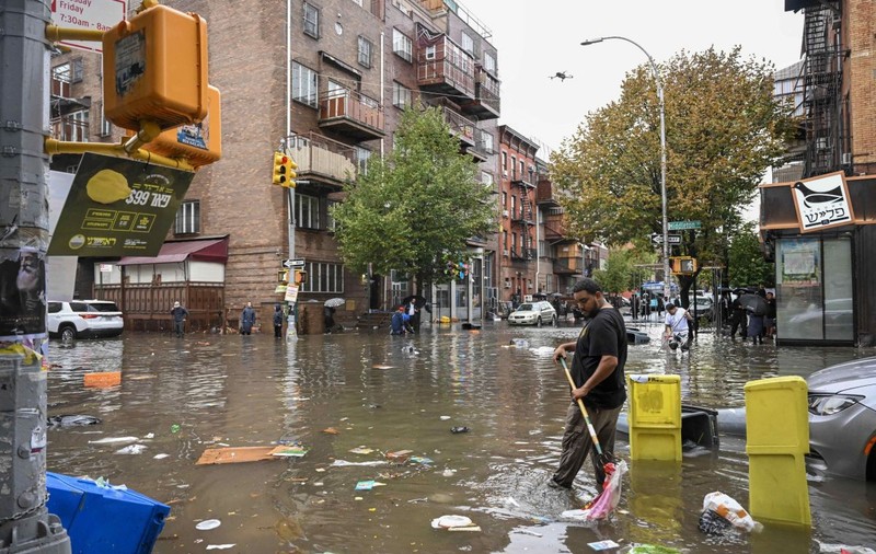 Ploile torențiale sunt „noua normalitate” din cauza schimbărilor climatice, spune guvernatoarea New York-ului după recentele inundații