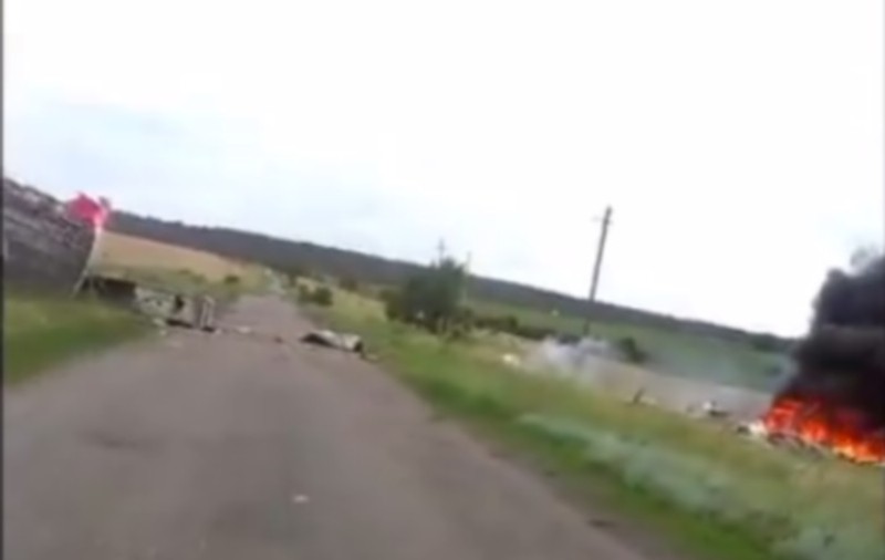 IMAGINI macabre de la prăbușirea avionului Malaysia Airlines MH17. Primii martorii au fost șocați: ”E un picior! Nu te uita” | VIDEO ȘOCANT
