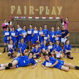 Alina Czeczi, dreapta sus, alături de elevele ei