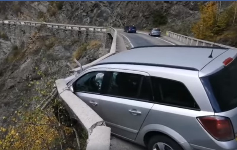 UPDATE | Sinucidere pe Transfăgărășan. Un jandarm a intrat cu maşina într-un parapet și apoi s-a aruncat în prăpastie