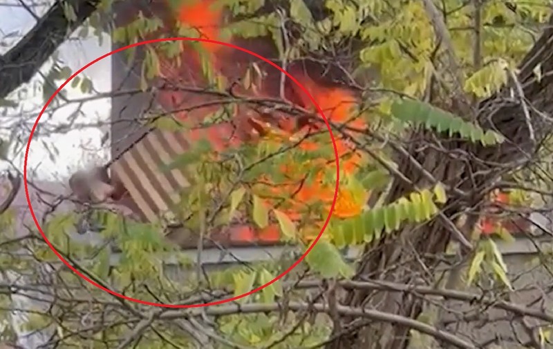 Un tânăr a sărit de la balcon cu tot cu patul de care era legat cu cătușe, când i-a luat casa foc, în Germania. Iubita lui a fost arestată