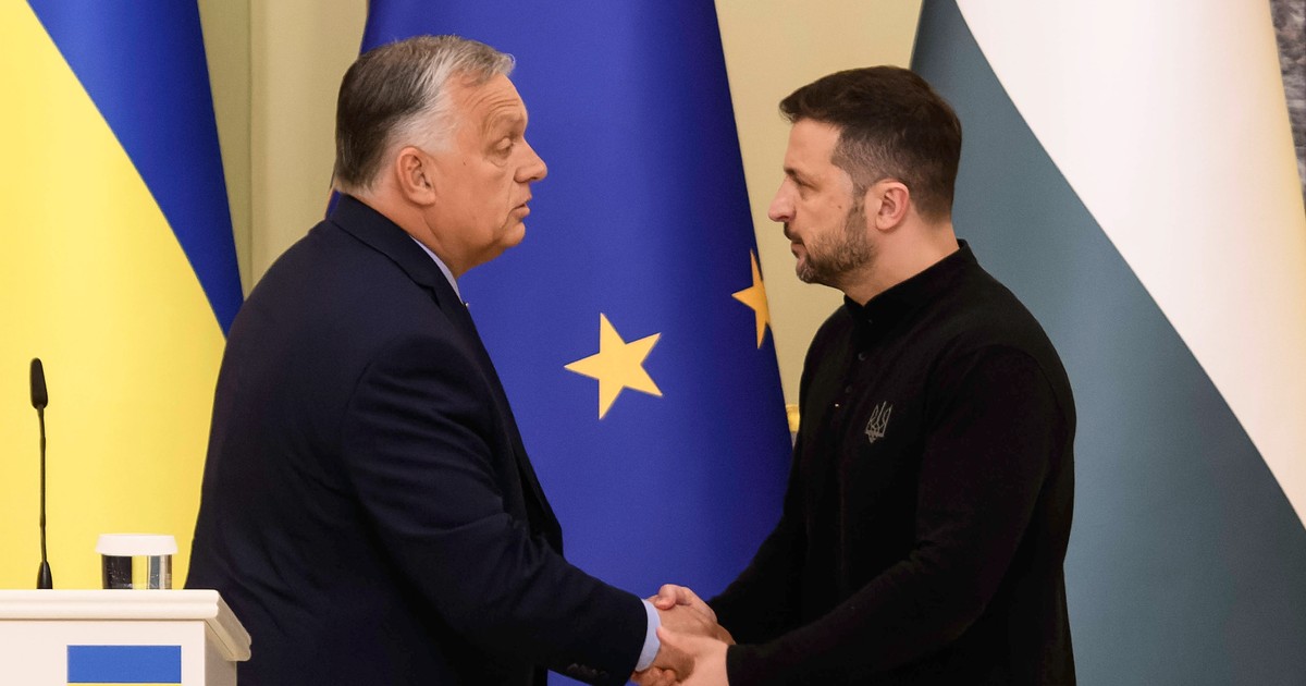 Viktor Orban (stânga) și Volodimir Zelenski dau mâna în timpul unei vizite a premierului ungar la Kiev. Imagine cu caracter ilustrativ Foto: Imago