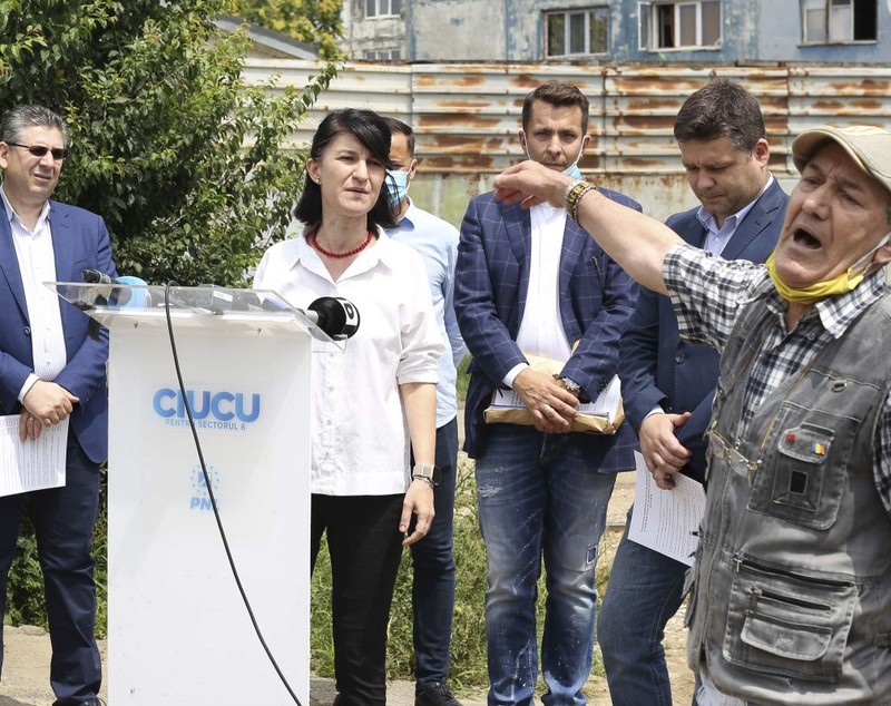 Scandal la o conferință PNL în București. Ministrul muncii, întreruptă de un bărbat: “Mărește-mi pensia!”. Liberalii acuză PSD că se folosește de pensionari