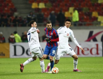 Lucian Sânmărtean (în mijloc), între doi jucători de la Dinamo Kiev FOTO: Vlad Chirea (Libertatea)
