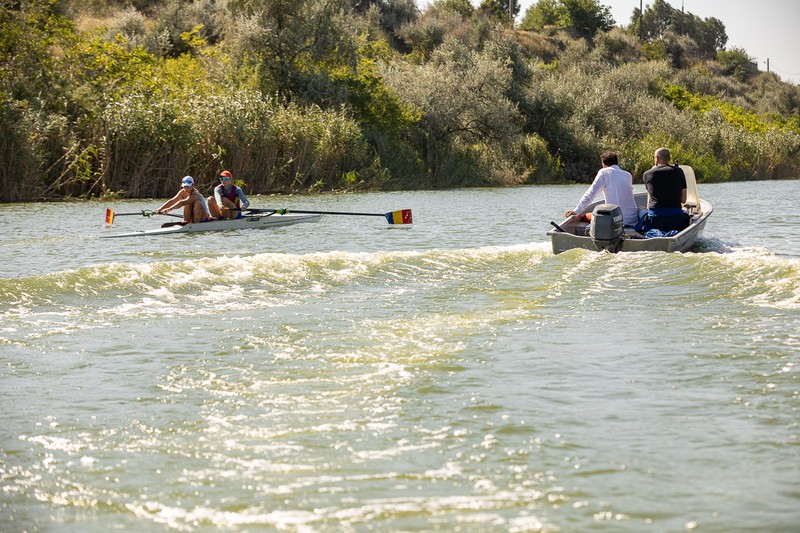 Antrenorii urmăresc din şalupă sportivii