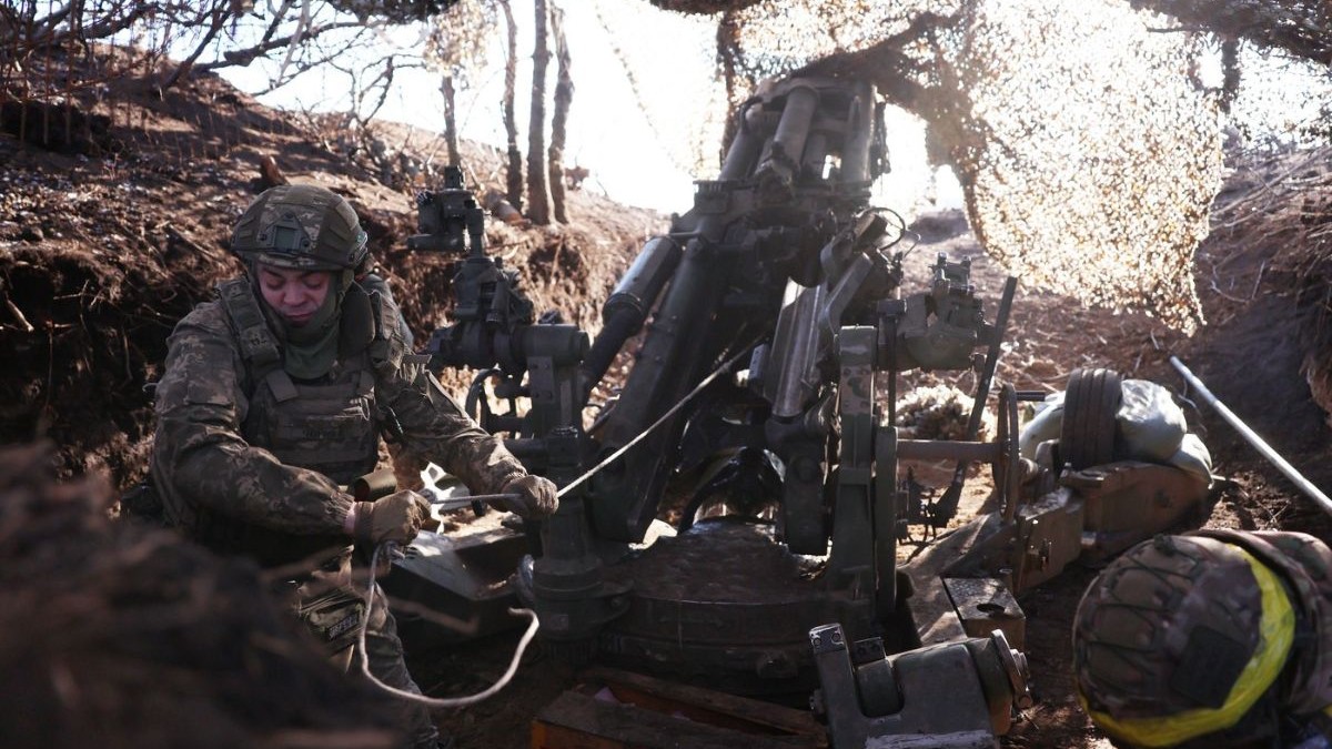 Artileriști ucraineni din Brigada 148 Artilerie Separată Zhytomyr operează lângă un obuzier american M777 pe o poziție de luptă în direcția Kurakhove, regiunea Donețk, 8 februarie 2025