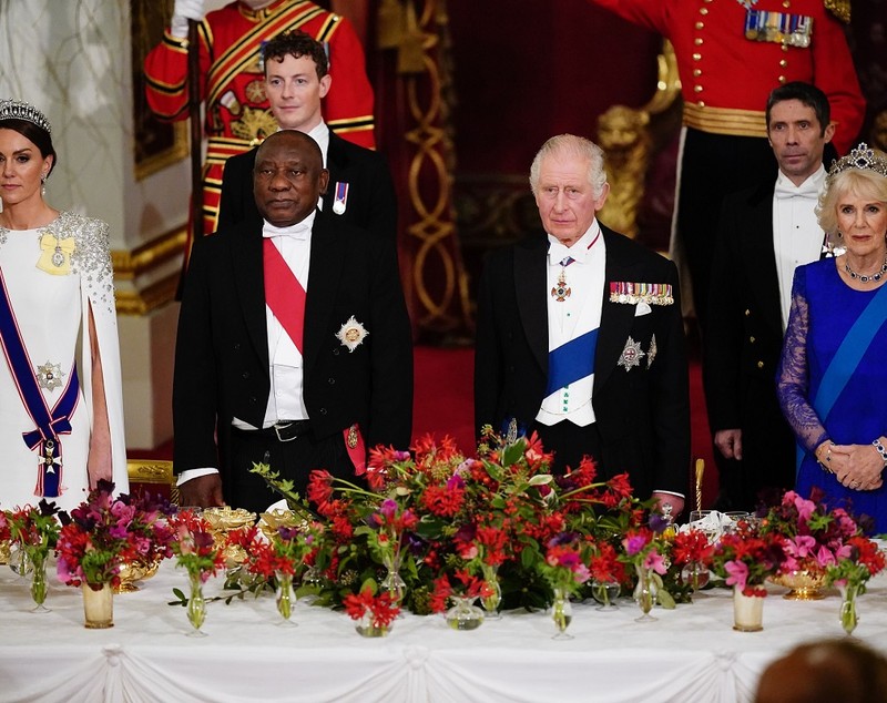 Cât costă rochia albă purtată de Kate Middleton la primul ei banchet în calitate de prințesă. A apărut lângă președintele Africii de Sud