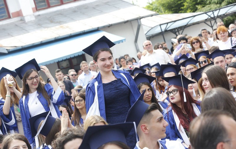 REPORTAJ/ Cinci absolvente ale Colegiului Hașdeu din Buzău au ocupat primele locuri la Medicină. Pornesc la drum cu gândul că ”lucrurile se vor schimba în România” până termină studiile