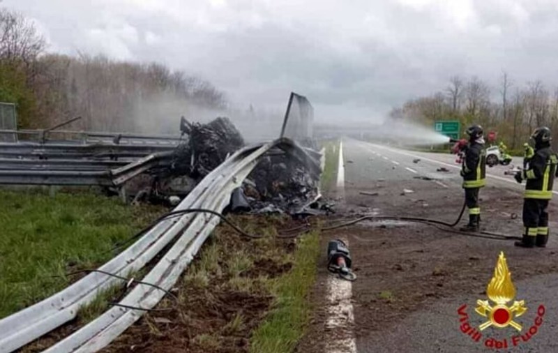 Două ceasuri cu brățări de aur pe mâinile victimelor carbonizate, singurele obiecte intacte într-un Ferrari ars, după un accident cu 200 km/h, în Italia