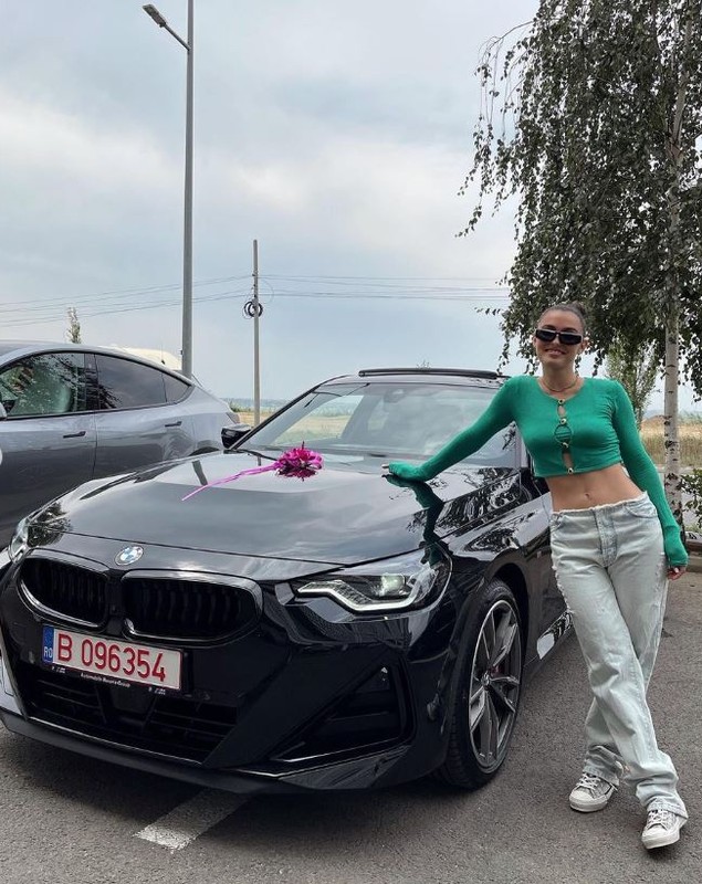 Alexia Eram, fiica Andreei Esca, și-a cumpărat singură mașina visurilor ei: „Nu mai iau bani de la părinți din anul 2 de facultate”