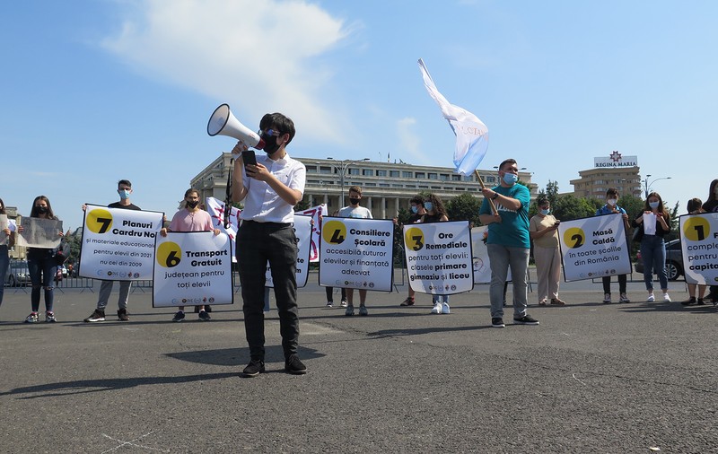 Reportaj. Cum a fost la miniprotestul elevilor din Piața Victoriei. O masă caldă, transport gratuit și ore remediale pentru toată lumea, printre revendicări