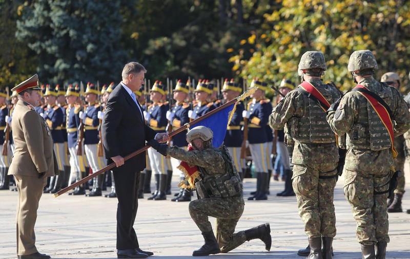 Klaus Iohannis și Viorica Dăncilă, împreună de Ziua Armatei