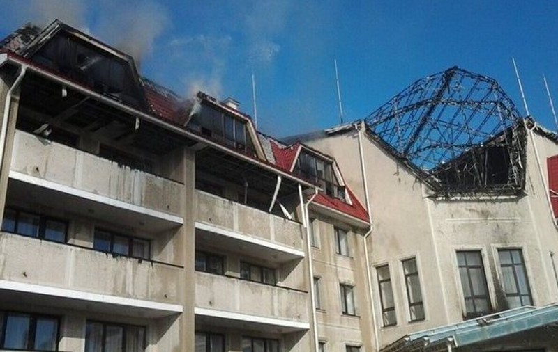 Clădirea principală de la baza de pregătire a echipei Şahtior Doneţk, distrusă de obuze de artilerie