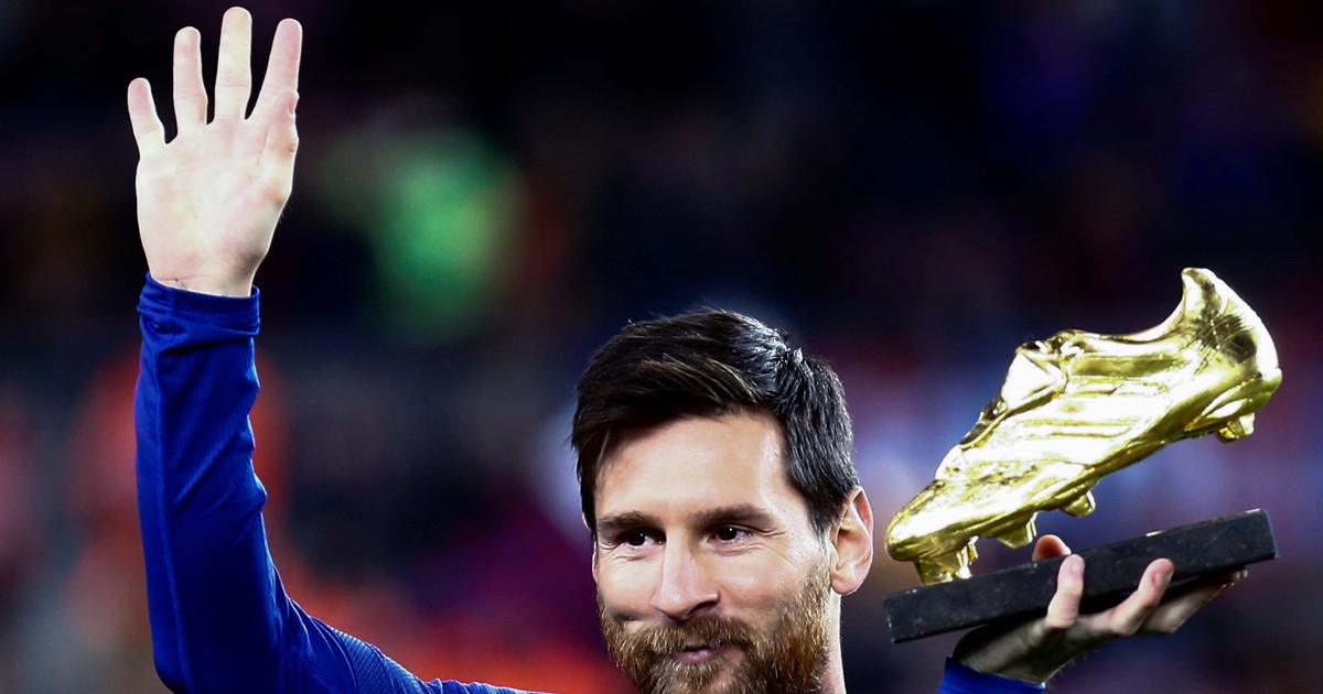 Lionel Messi cu trofeul Gheata de Aur. FOTO: EPA