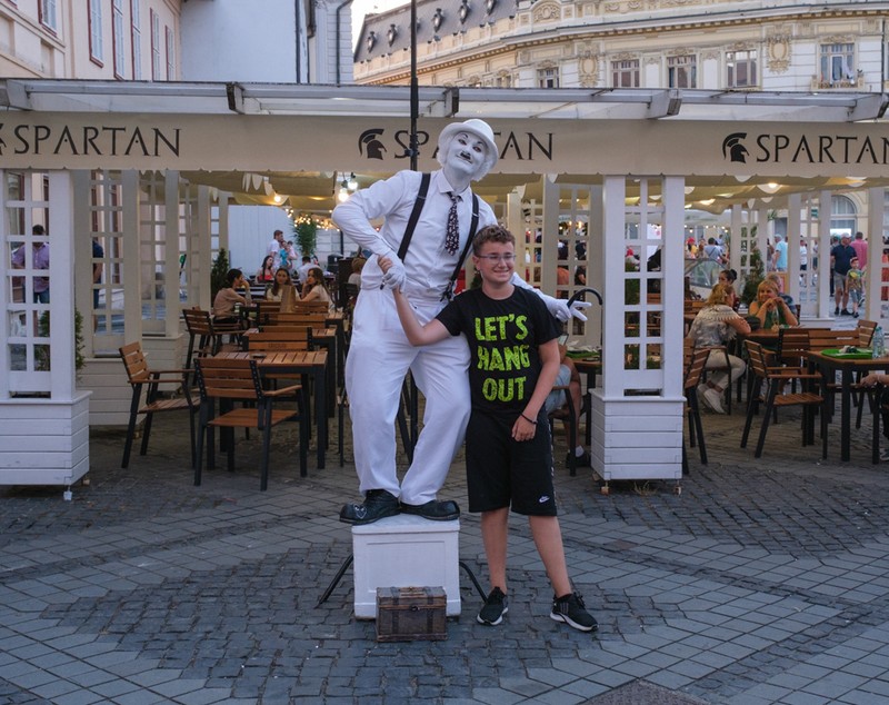 FOTOREPORTAJ de la Festivalul de Teatru de la Sibiu. Cum se transformă străzile unui oraș în scenă