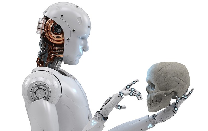 UN robot care ține în mâini un craniu uman