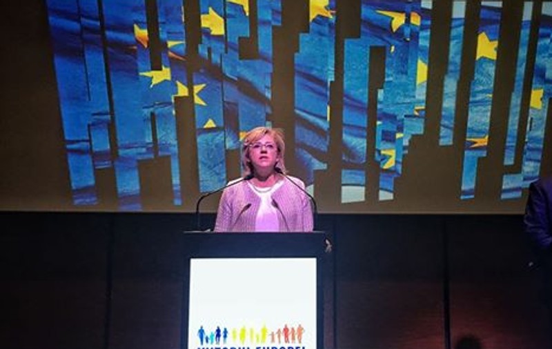 Corina Crețu, despre vaccinarea obligatorie: O susțin! Cele mai avansate state din UE au introdus-o în legislaţia lor naţională