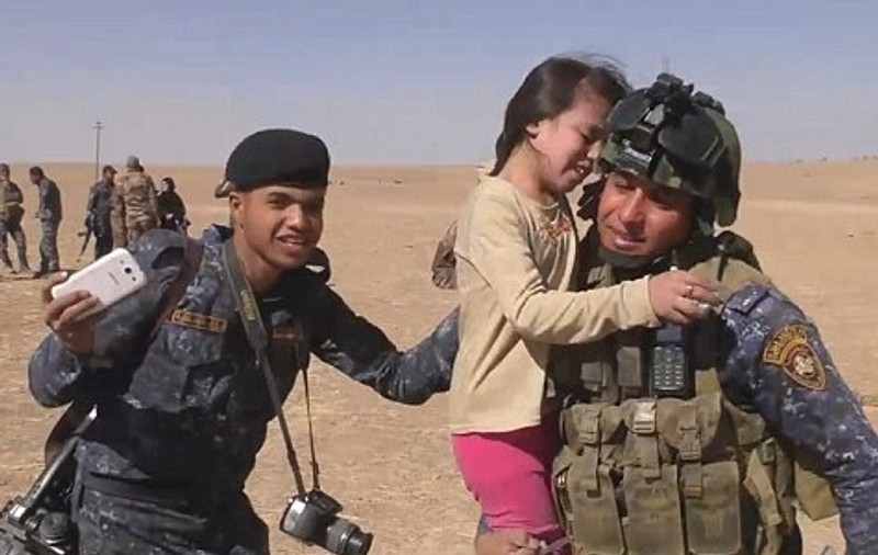 Bătălia pentru Mosul | Fetiță de zece ani, salvată de armata irakiană: “Am crezut că nu o să mai veniți. Aș vrea să vă sărut picioarele” | VIDEO