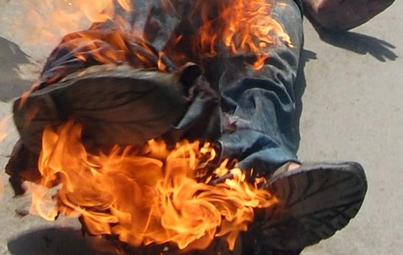 Şi-a dat foc şi a început să se plimbe prin mall