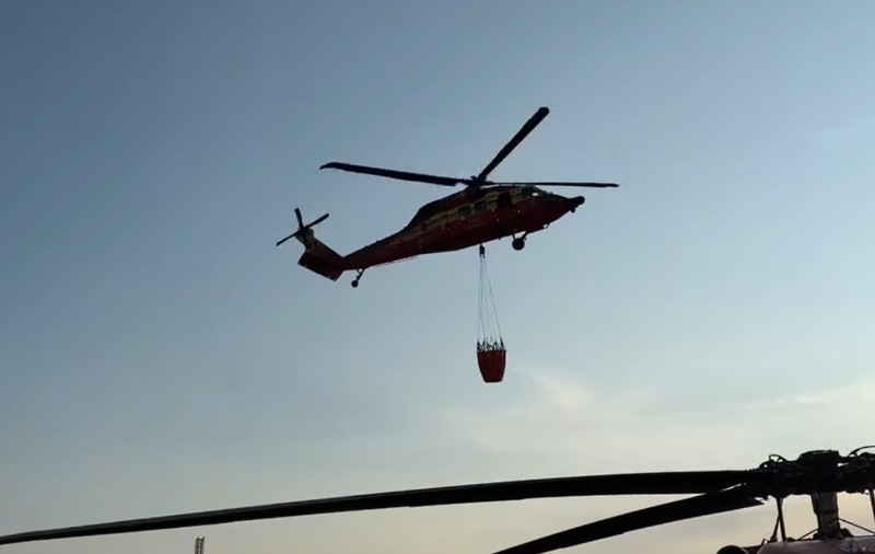 Trei elicoptere Black Hawk au fost mobilizate pentru stingerea incendiului de vegetație din Chilia Veche, Tulcea. Focul arde de patru zile