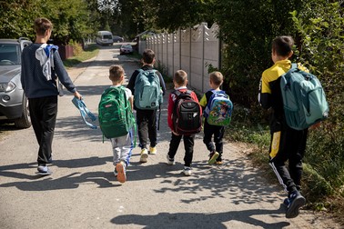 Alex îi aduce pe fraţii lui şi pe doi copii din vecini de la şcoală