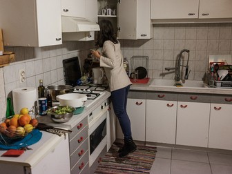 Magda în bucătăria ei din Prévessin-Moëns, Franța, ianuarie, 2020