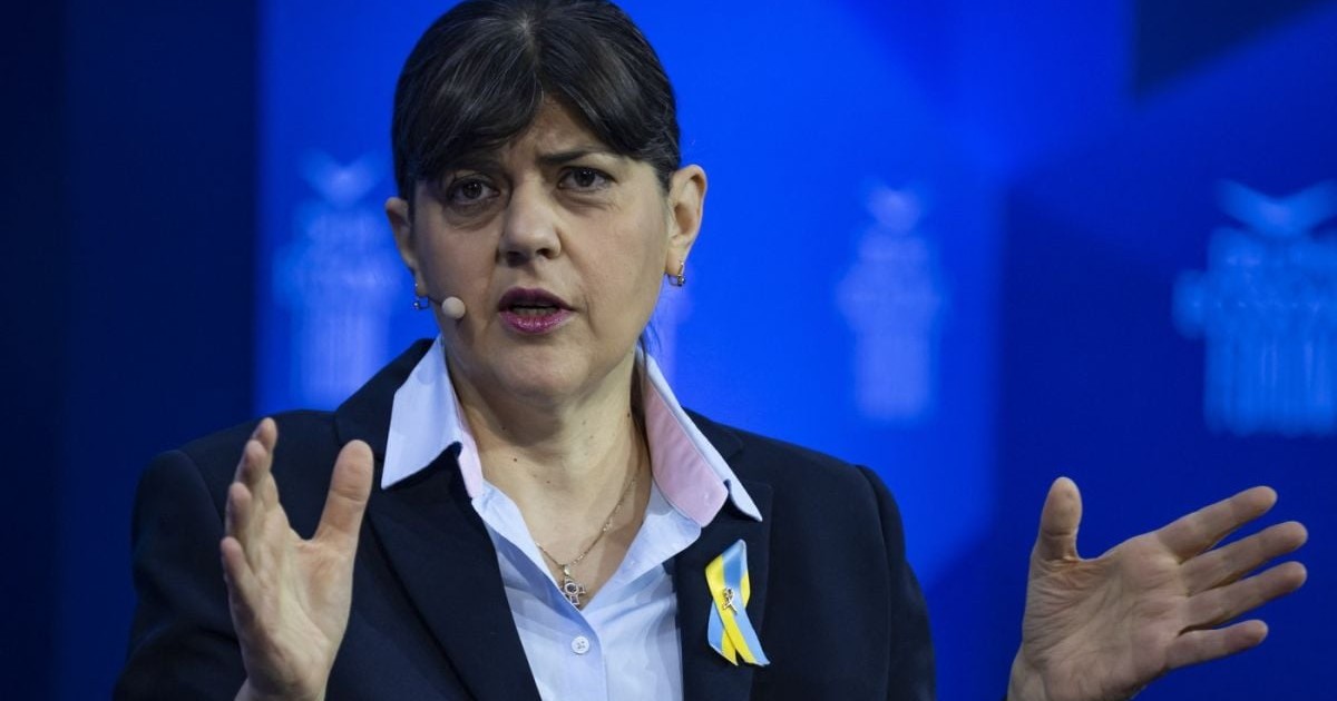 Laura Codruța Kovesi, vorbește gesticulând cu ambele mâini la Forumul Economic de la Delphi pe 23 aprilie 2026