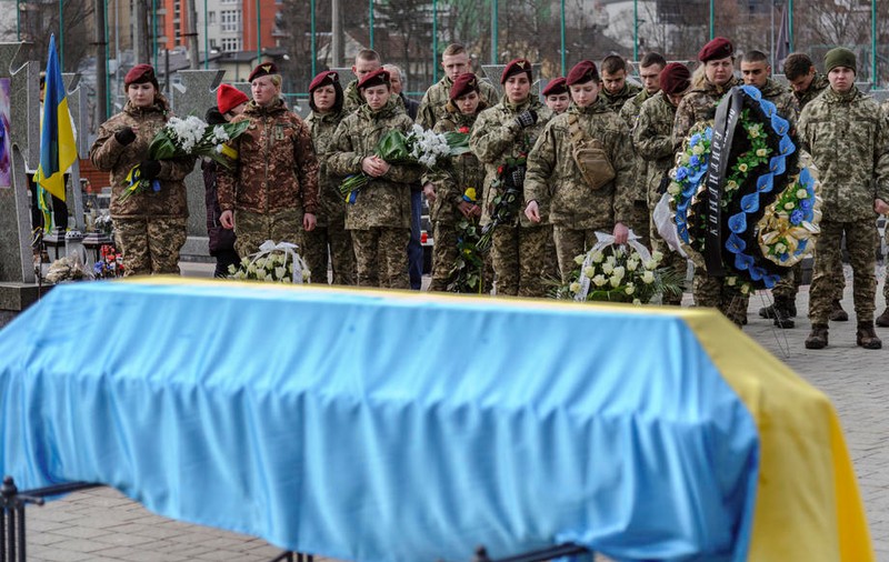 1.300 de militari ucraineni au fost uciși de la începutul războiului, spune Volodimir Zelenski. Câți ar fi murit din tabăra rusă