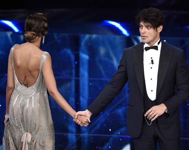 Mădălina Ghenea, ravisantă la Sanremo. Un atu? Coafura retro | FOTO